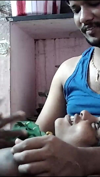 لحظة لا تنسى من "ربة منزل هندية بأثداء رائعة كبيرة"