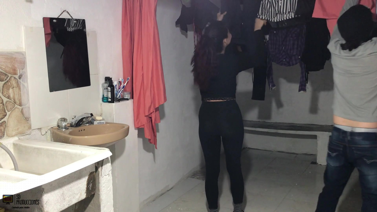 美丽的拉丁女郎被男友的大鸡巴以多个姿势性交 - 西班牙语色情