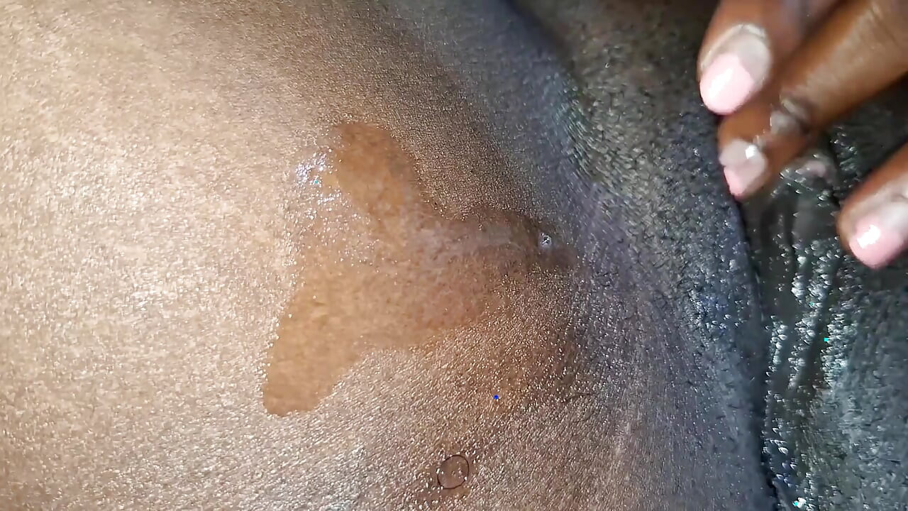 Si Madu Berada Di Titik Di mana Ia Menitis Cecair Putih Tergelincir, Datang Dan Merasainya