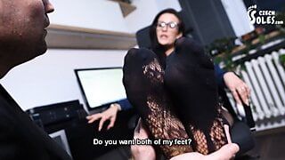 Sexy kantoormeisje laat haar voetenjongen haar panty ruiken