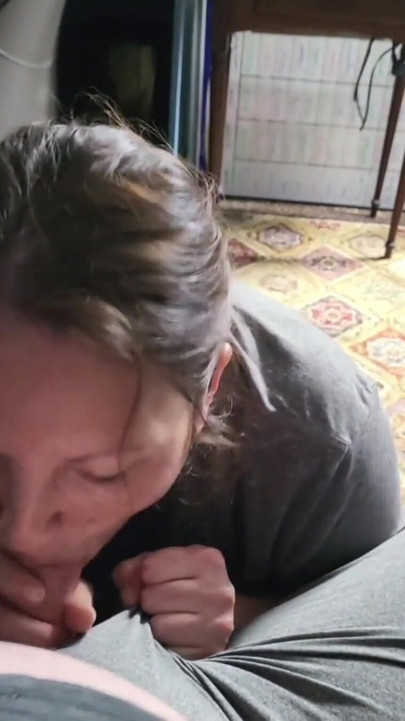 Zeiță super sexy care suge pula adoră să guste sperma lui, vine iar și iar cu orgasme zgomotoase în timp ce pula lui o fut… | Clip 1