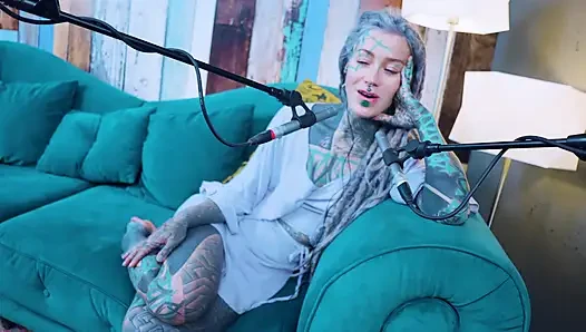 Ich spreche über M - Musik - ASMR podcast SFW spricht goth dünnes mädchen dreadlocks tattoo-modell inked mädchen