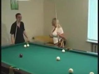 Các trưởng thành trong một billiard phòng sibel18 com