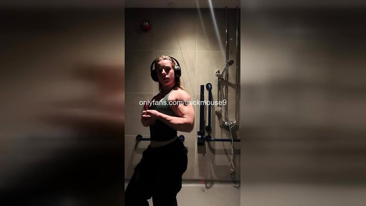Kaum legales mädchen wird während des TikTok-livestreams hart gefingert!
