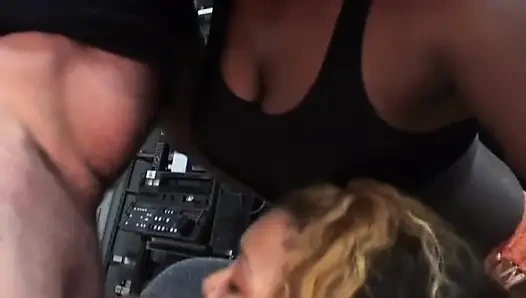 Blowjob milf hitam besar, threesome