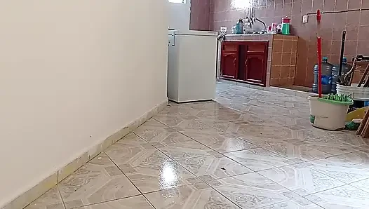 Дама, которая чистит дом