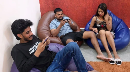 Aksi hot lesbian tiga teman seksi india yang lagi asik ngentot habis-habisan sampai mengerang keenakan