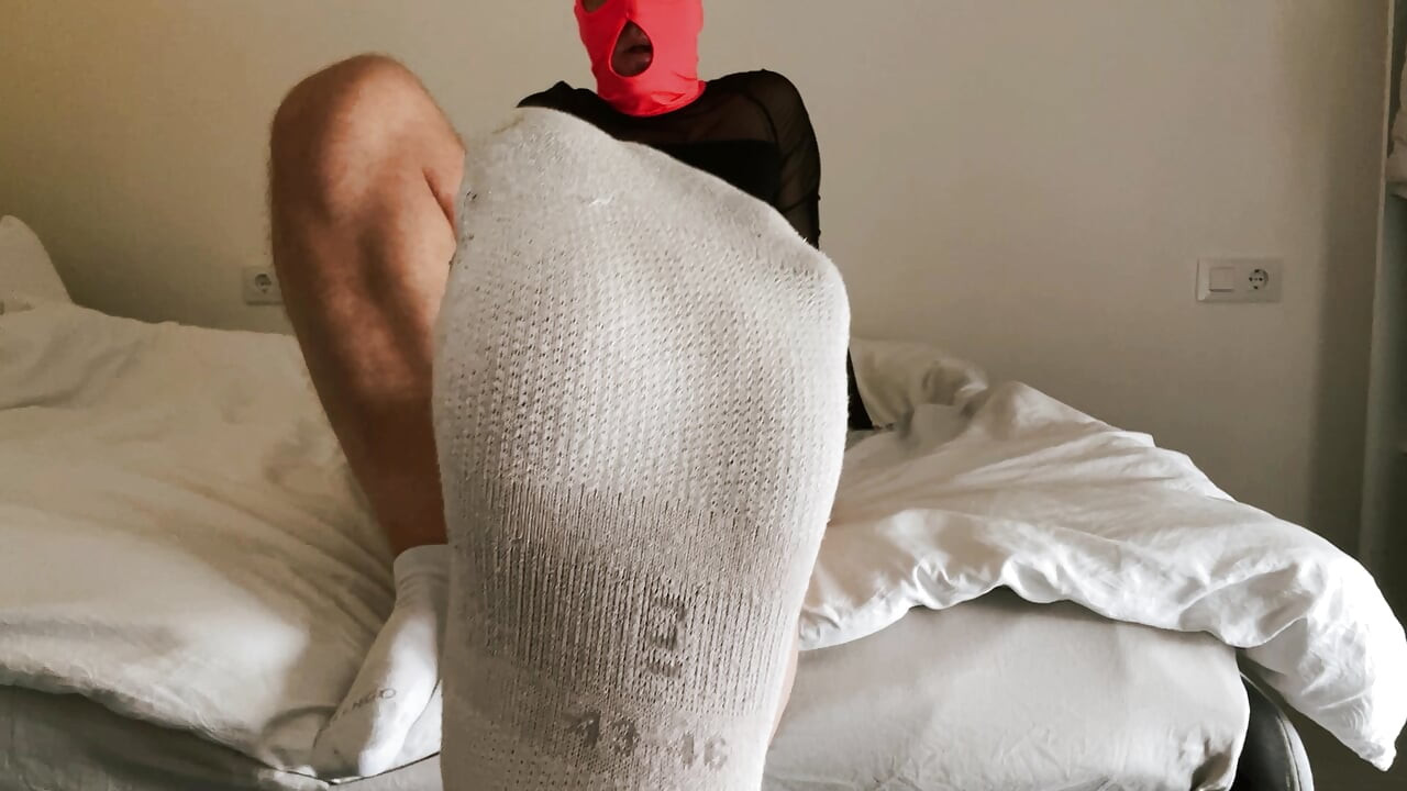 Garoto de saia - pernas e bunda grande