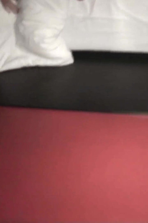 Føtter som skyver på maskert slave