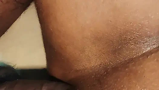 Bugün kocam beni arkadaşı tarafından sikiyor