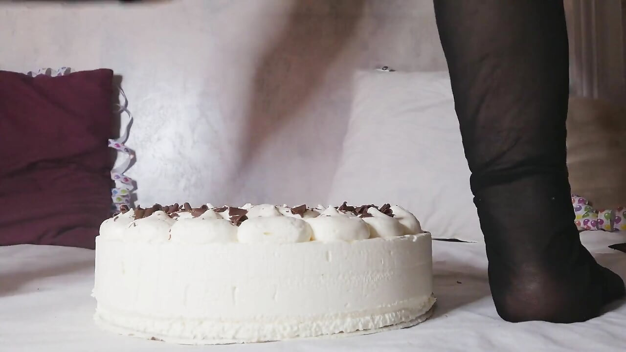 Cake Sitting on Cam
