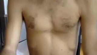 32434. Un bărbat sexy din Ungaria suge pula