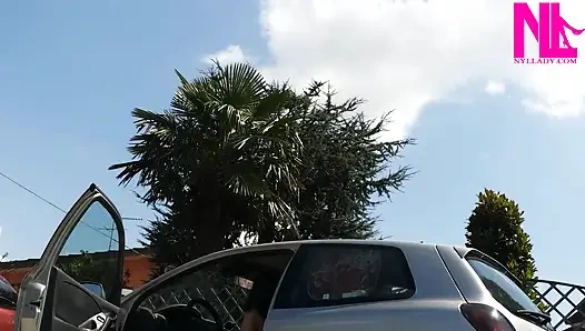 Отмечу мою машину в розовых цветковых шлепанцах