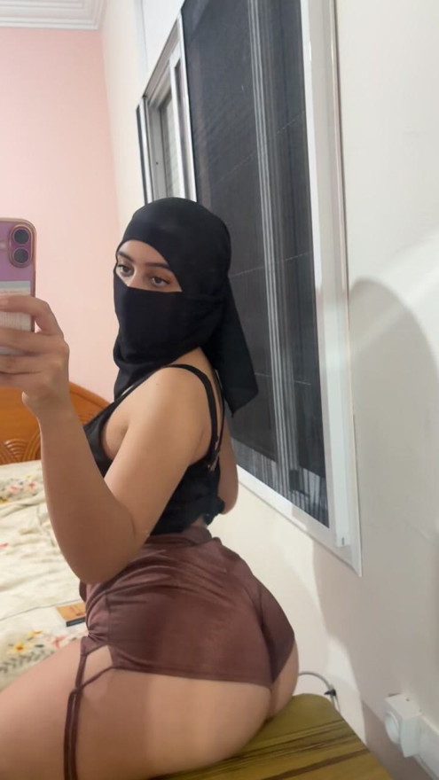 Solo hijab twerk – muslim arab girl bounces her ass & plays with her soft, round butt