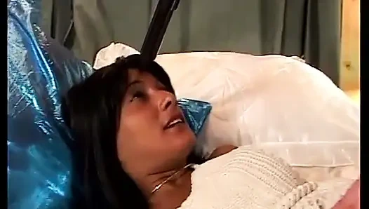 Tante seksi ini suka banget di-fisting