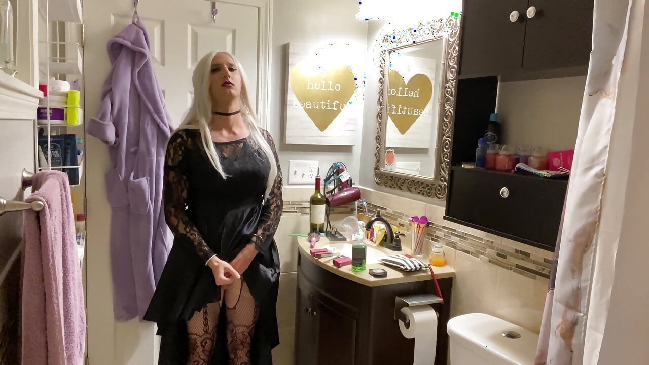 Emo Crossdresser tager buttplug på og onanerer