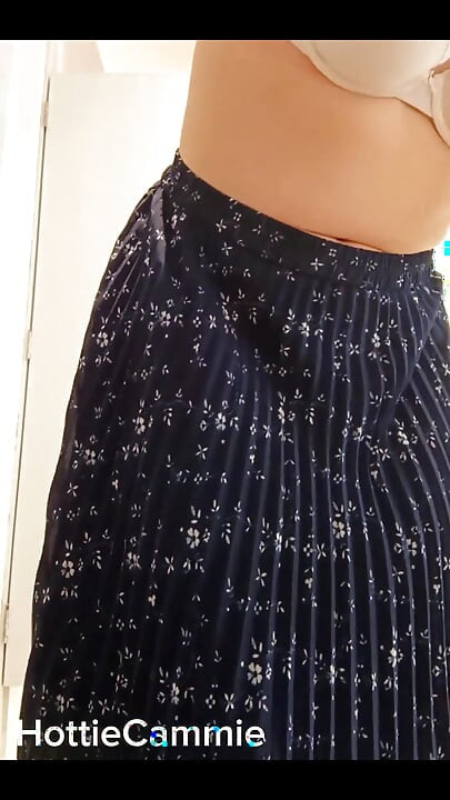 Seksi Nalgona u trgovini odjeće