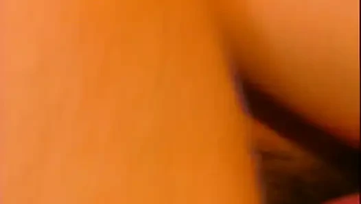 Çarpıcı Alman sürtüklerin yer aldığı barda çifte penetrasyon grup seks