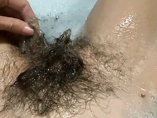 Волосатая киска с волосатым фетишем под водой, видео