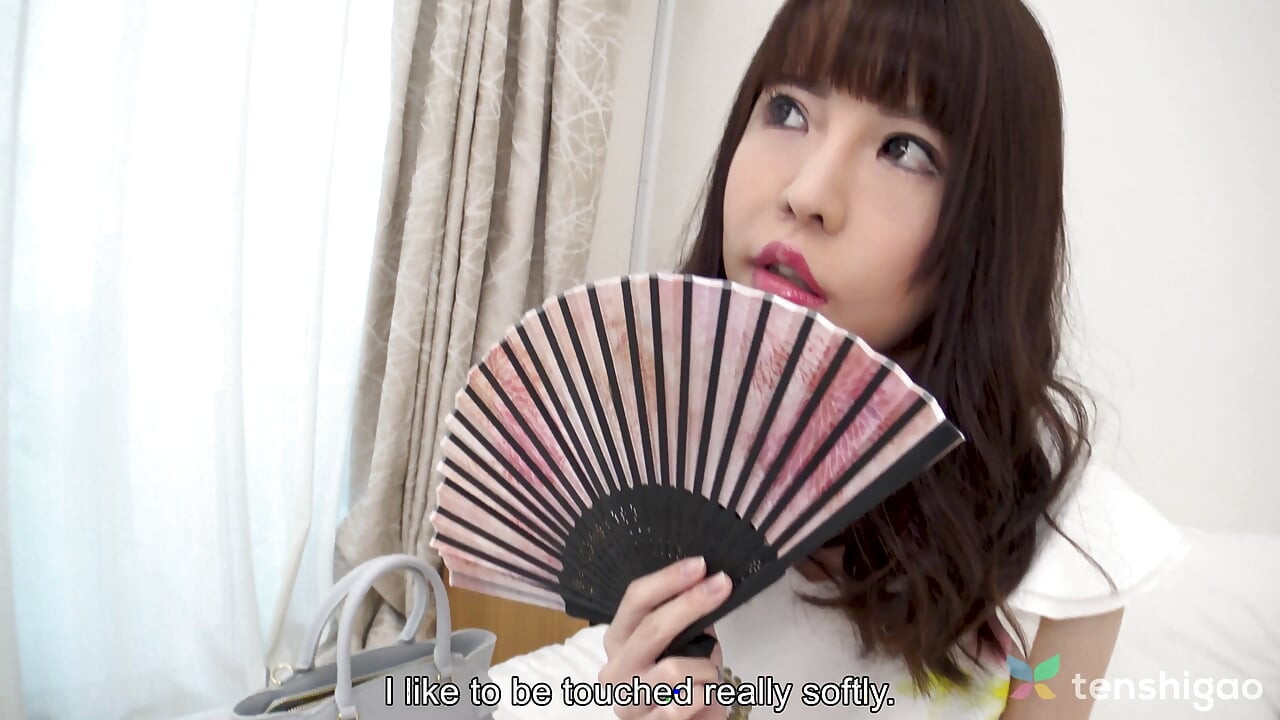 Aya es una dependienta solitaria a la que le encanta ir a los cafés de los gatos