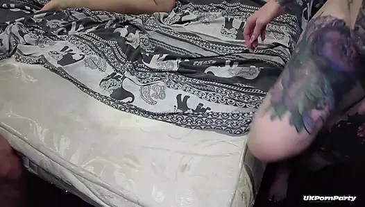 İki büyük memeli dövmeli İngiliz sürtük sert grup seks partisi