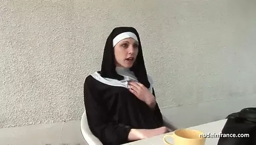 Joven monja francesa sodomizada en trío con papy voyeur