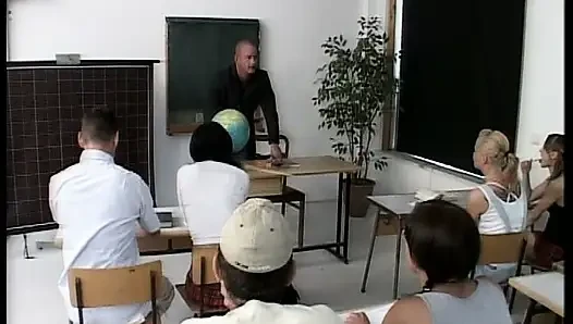 Minik Alman genç kız sınıfta sert üçlü sekste sikiliyor
