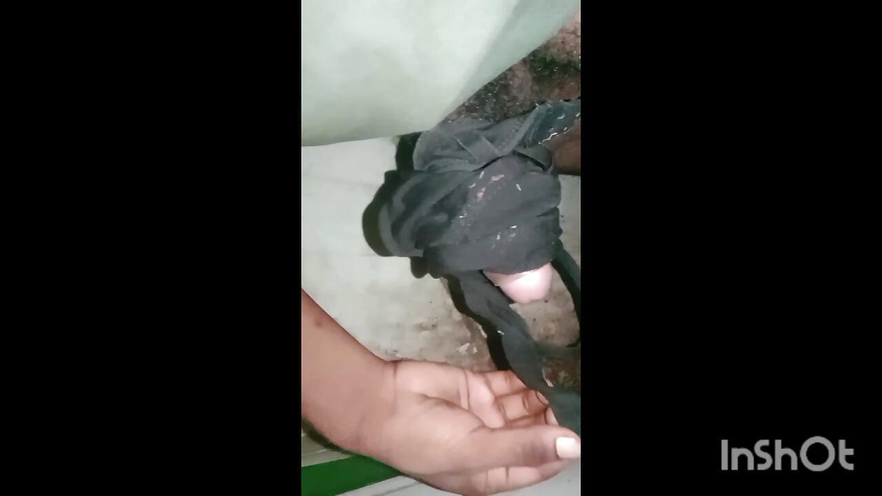 Black bra bua ki masterpition black bra bua ka bra chori karke Maine usmein bathroom ke andar hath mein sthul