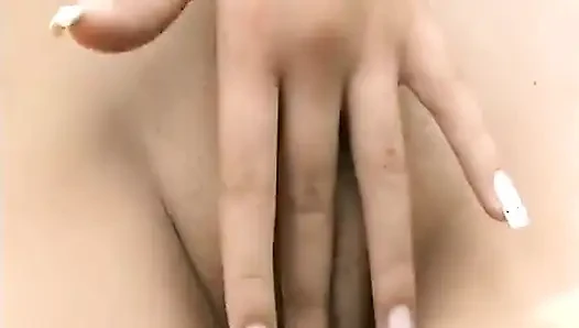 Aksi hot lesbian yang lagi asik jilat memek di luar ruangan