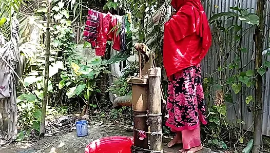 Köy üvey kız kardeşimi dışarıda banyo yaparken siktim.