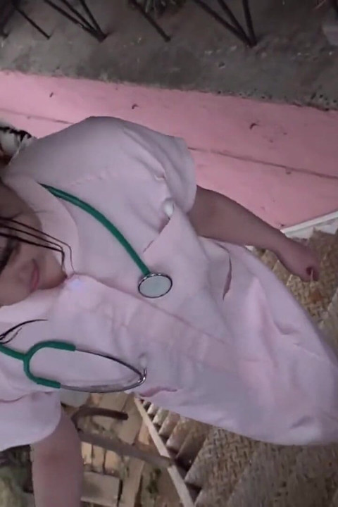 Cewek seksi dengan tubuh langsing lagi asik muasin memeknya sendirian sambil tersenyum - bagian 2