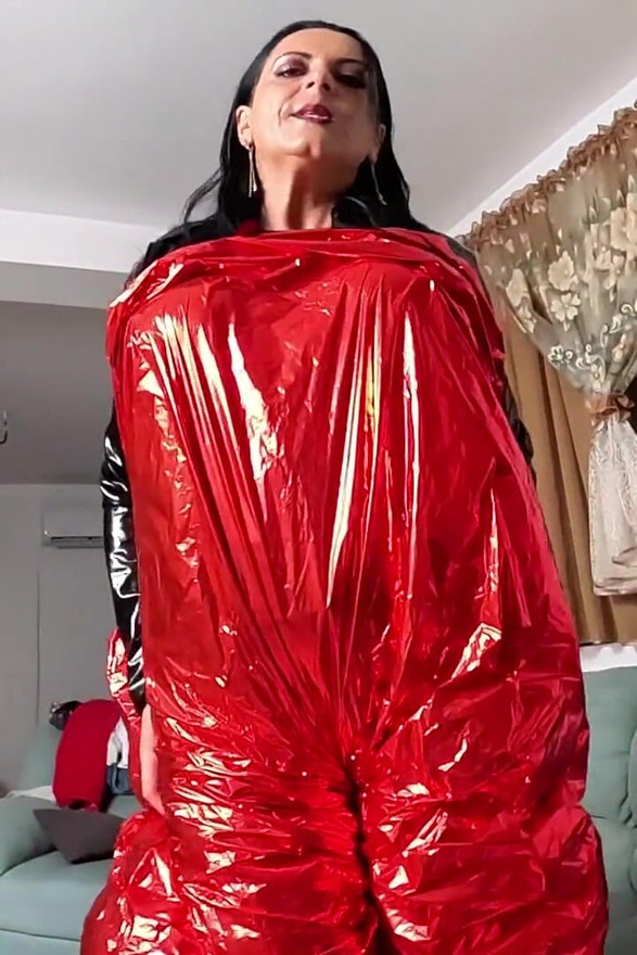 Pvc-fetisch mit riesenherz-Ballon. Ballon-pop, kehlenfick und spermaspiel