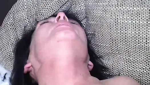 Olgun Amcık Ü40 50 Ateşli Kanepede Sikiş Seansları