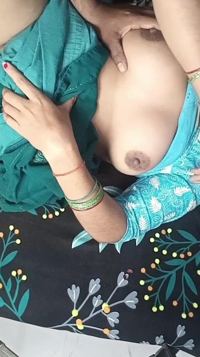 Desi Bhabhi is calling the boy from the neighbourhood to her room and cooling her pussy and having sex. | Clip 1
