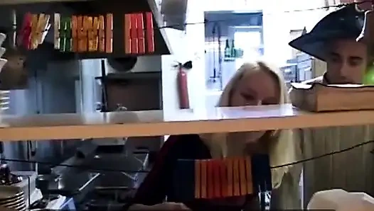 Wildes französisches schätzchen befriedigt zwei schwänze während der arbeit in der küche