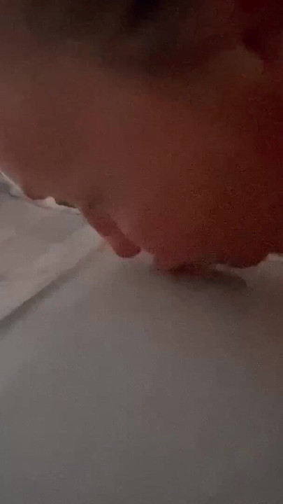 ملكة البول تشرب بوله قبالة منضدة المطبخ | مقطع 3