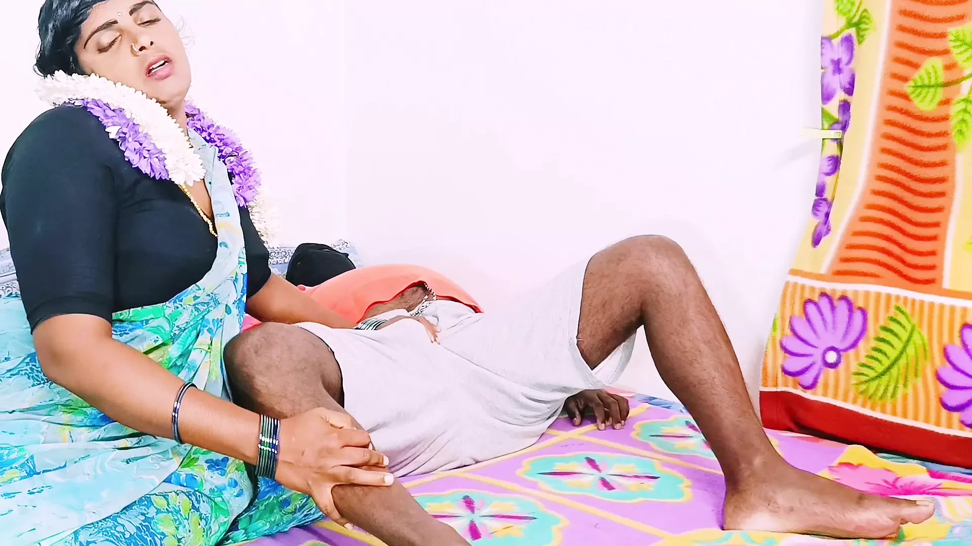 Bhartiy sundar sari sauteli bahan aur sautela bhaee telugu gndi bat karte hain.