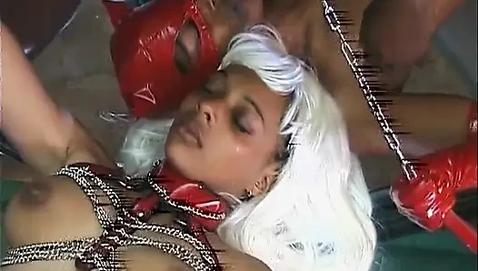 Lateks orta yaşlı seksi kadın zincir tasmalı ve damlayan oral seks yapıyor