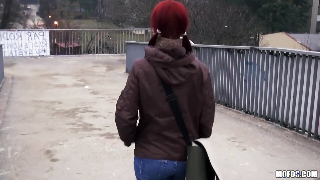 Public Pickups - si cewek hot rambut merah belinda & steve bugil di depan umum!