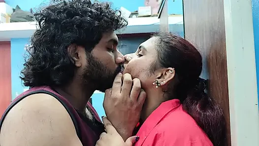 Lip lock panas dalam kemeja dan kemeja