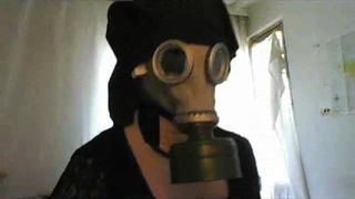 Gaz maskeli oyuncak rahibe