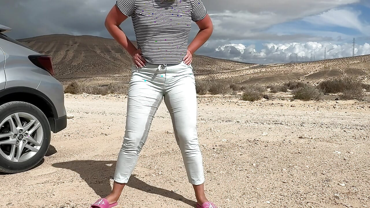 Girl can't hold pee and wet her pants on the public road