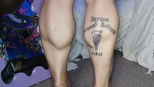 Buzağı kas tanrıçası Kepi Carter esnetiyor ve mastürbasyon yapıyor - kalın bacak fetişi ibadeti