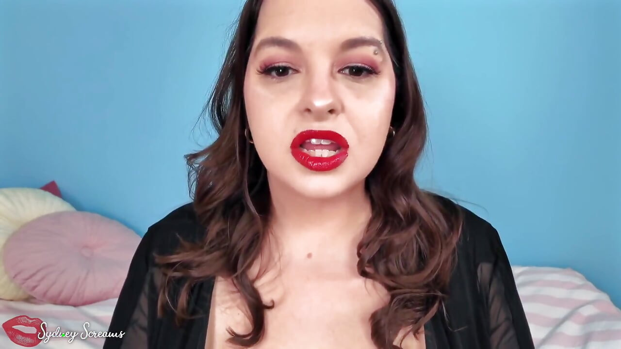 Por siempre débil para mis labios - la seductora Sydney Screams aplica un lápiz labial rojo antes de cubrirte con sus marcas de beso labial