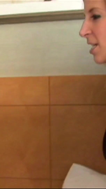 「セクシーな人妻が2本の大きな黒いチンポを犯す」からの思い出に残る瞬間。彼女は大きなチンポを口に含み、別のチンポを口に入れるのが大好きです」