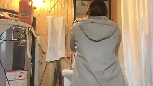 Hana mutfakta yemek pişiriyor sonra amcık işemek için sabırsızlanıyor
