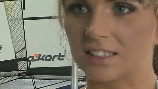 Sarışın Hatun Tırmanma Duvarında Yarak Emiyor