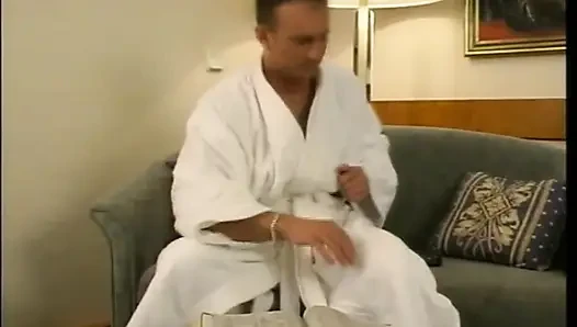 – Güzel bir kaltak derim.