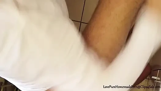 Sexy brünette bekommt mitbewohner harten rock-schwanz auf den hintern, pOV anal!