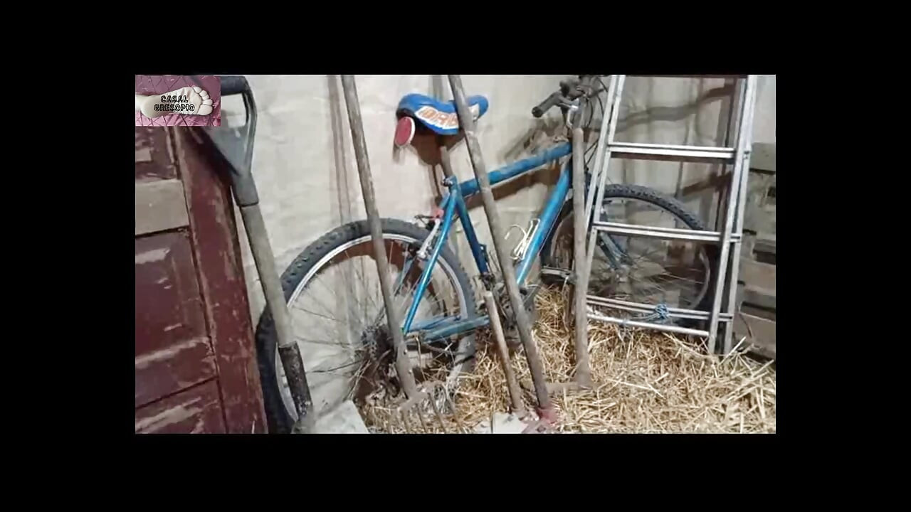 Eine lesbische Sklavin im Heuhaufen 1 - Ansehen